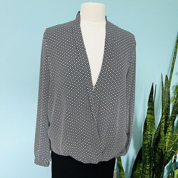 Max Studio Size Medium Long Sleeve Surplice Wrap Blouse Black White Clower 0660 - Picture 4 of 12